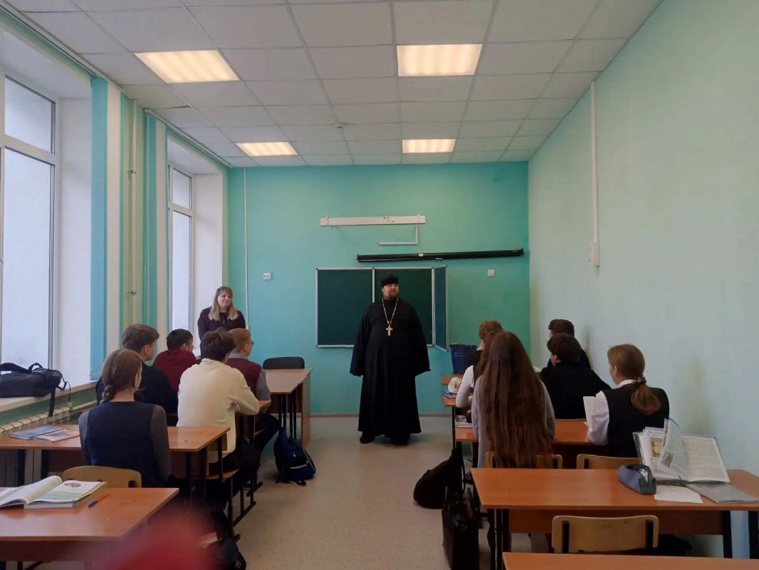 Накануне праздника Покрова Пресвятой Богородицы учащиеся Фатежской школы № 2 встретились с иеромонахом Дамианом (Сухановым), представителем отдела образования и катехизации Железногорской епархии