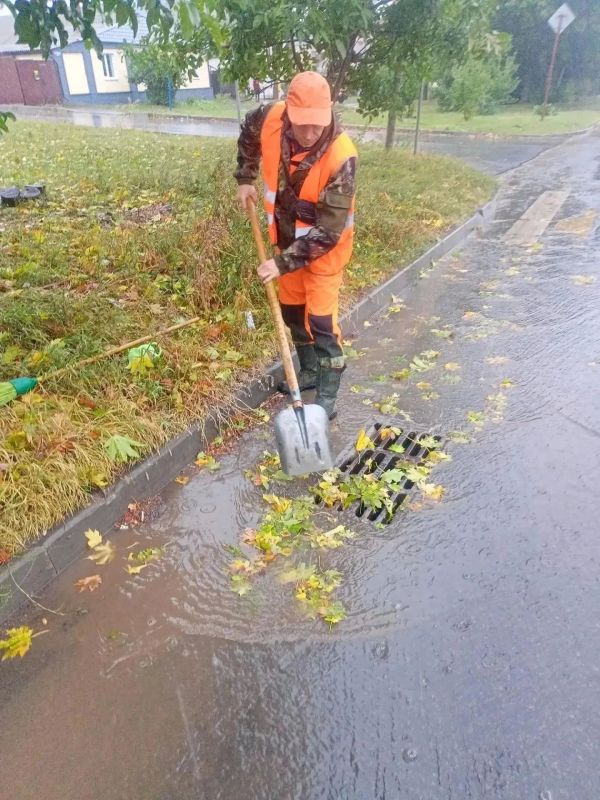 Расчистка ливневок после дождя