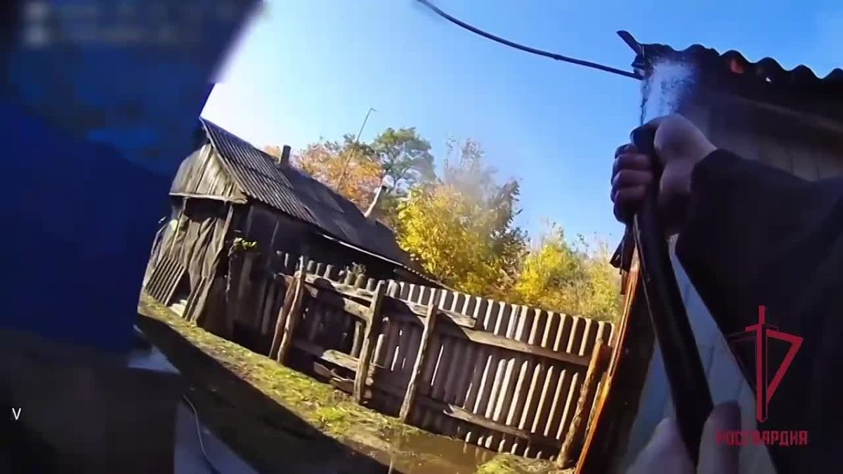 Росгвардейцы предотвратили распространение пожара на жилой дом в Курской области