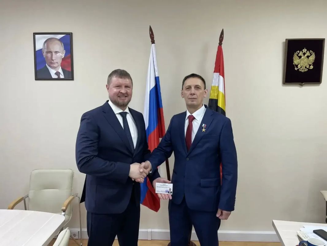 Председатель облизбиркома вручил удостоверение депутата