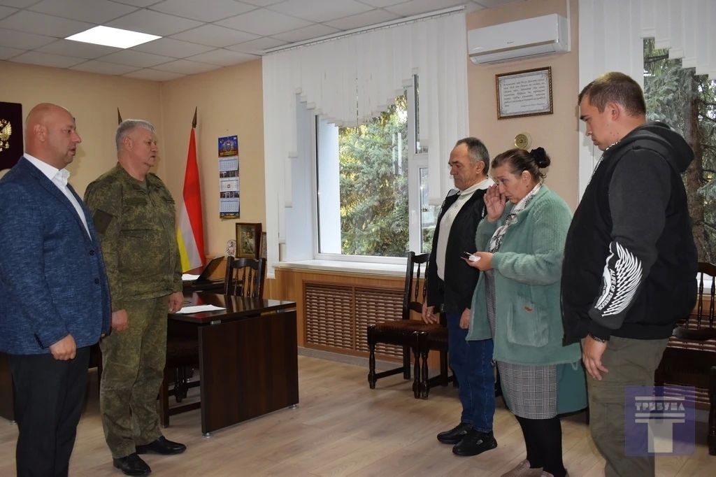 Сегодня в администрации Конышевского района состоялась церемония вручения ордена Мужества семье нашего земляка, погибшего в ходе специальной военной операции Сегодня в администрации Конышевского района состоялась церемония вручения ордена Мужества семье нашего земляка, погибшего в ходе специальной военной операции