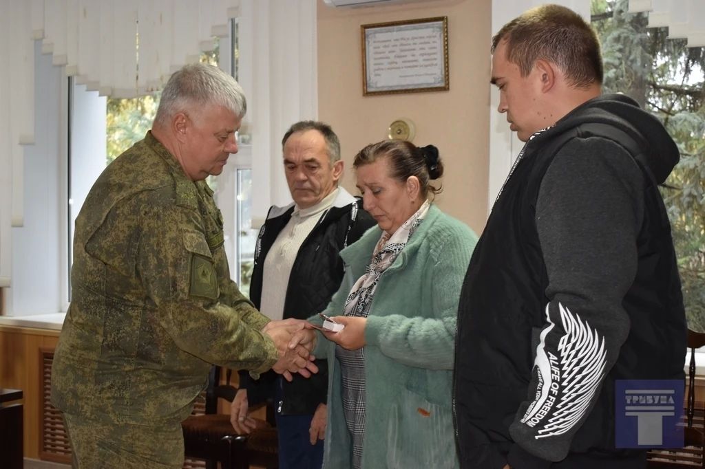 Сегодня в администрации Конышевского района состоялась церемония вручения ордена Мужества семье нашего земляка, погибшего в ходе специальной военной операции Сегодня в администрации Конышевского района состоялась церемония вручения ордена Мужества семье нашего земляка, погибшего в ходе специальной военной операции