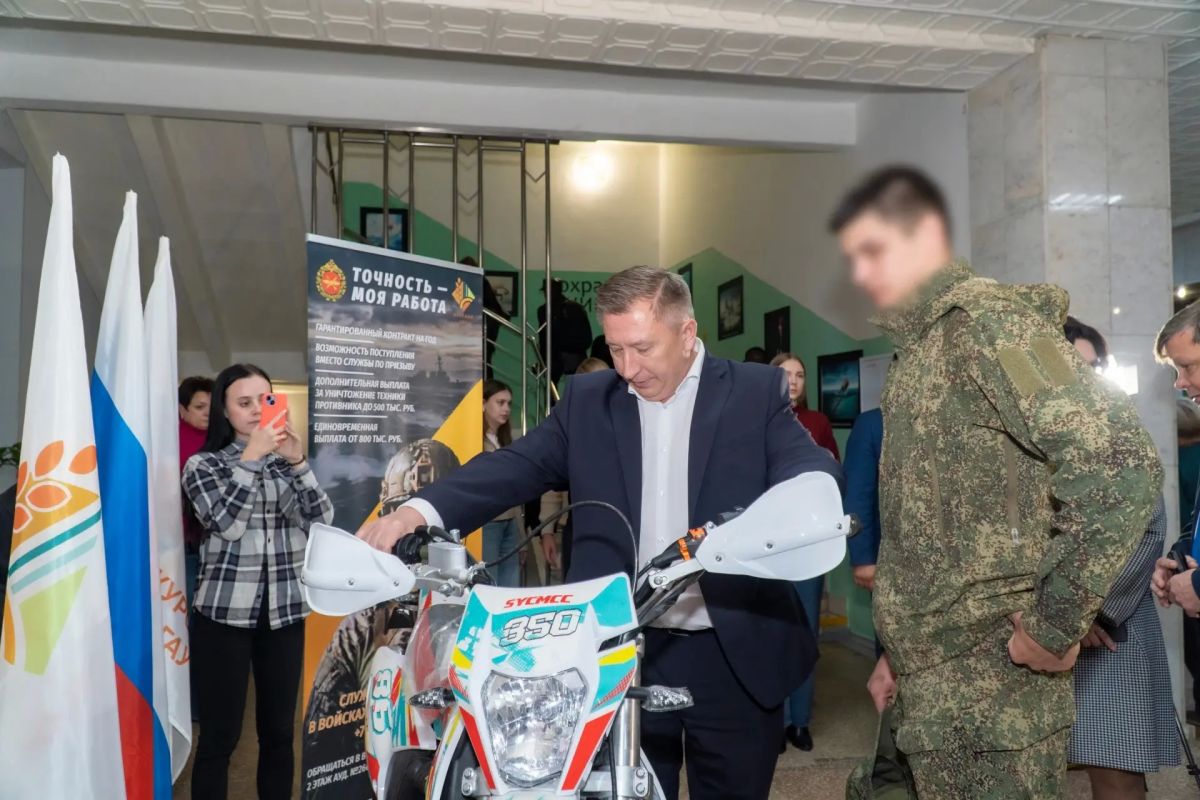 Бойцы СВО получили мотоцикл, письма детей и яблоки из сада КГАУ