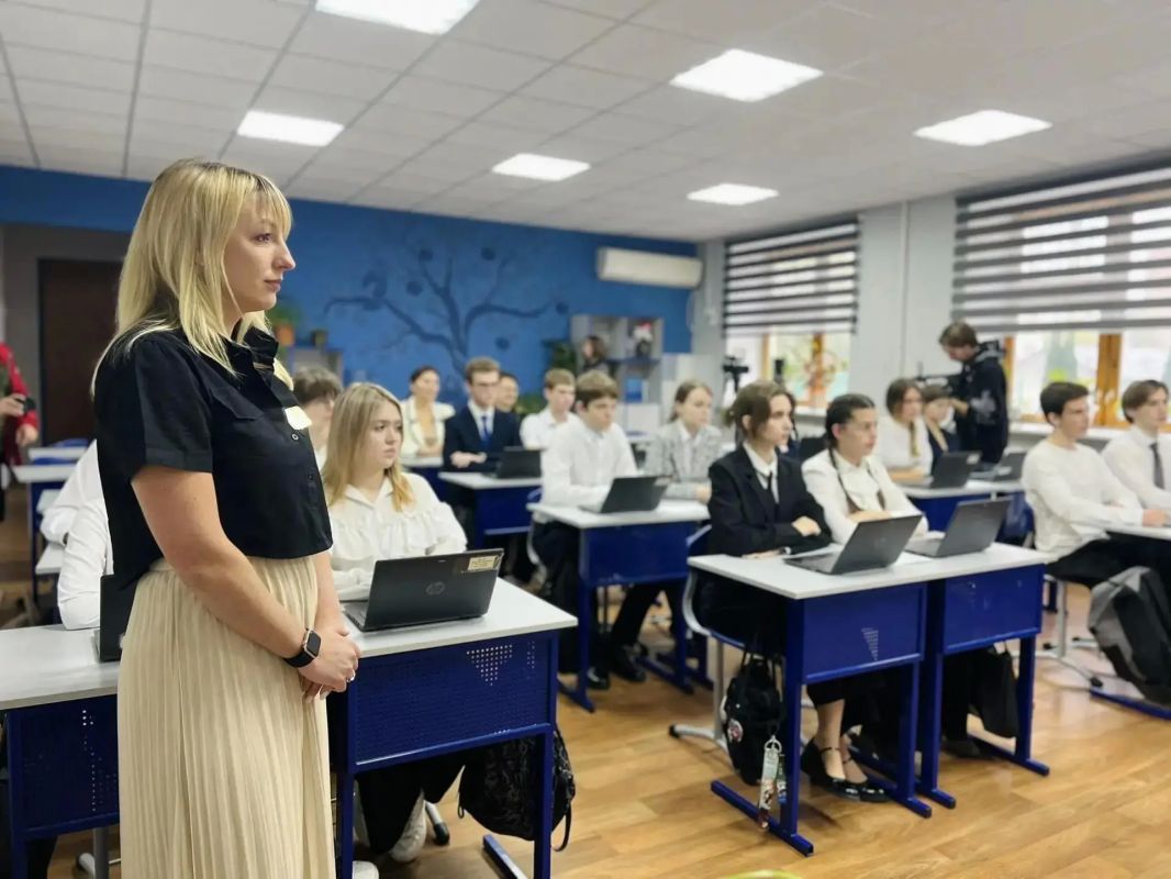 В Курской школе № 5 им. И.П. Волка прошел Урок цифры. Первое в этом учебном году занятие провели для учеников 10 класса и посвятили его 3D-технологиям