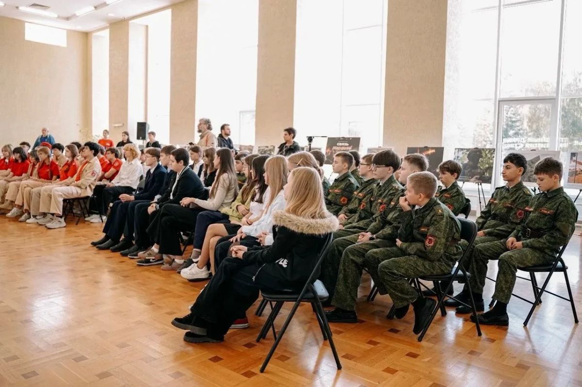 Во Дворце молодёжи открыли выставку «Связь поколений» Во Дворце молодёжи открыли выставку «Связь поколений»