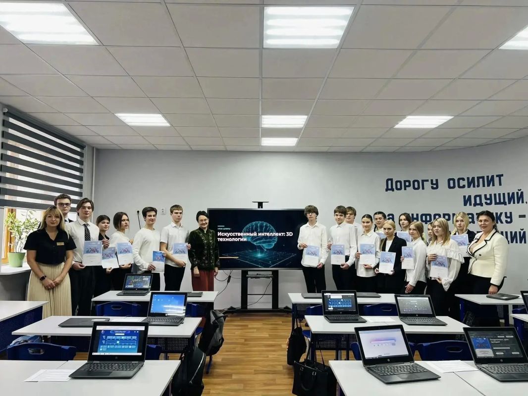 В Курской школе № 5 им. И.П. Волка прошел Урок цифры. Первое в этом учебном году занятие провели для учеников 10 класса и посвятили его 3D-технологиям В Курской школе № 5 им. И.П. Волка прошел Урок цифры. Первое в этом учебном году занятие провели для учеников 10 класса и посвятили его 3D-технологиям