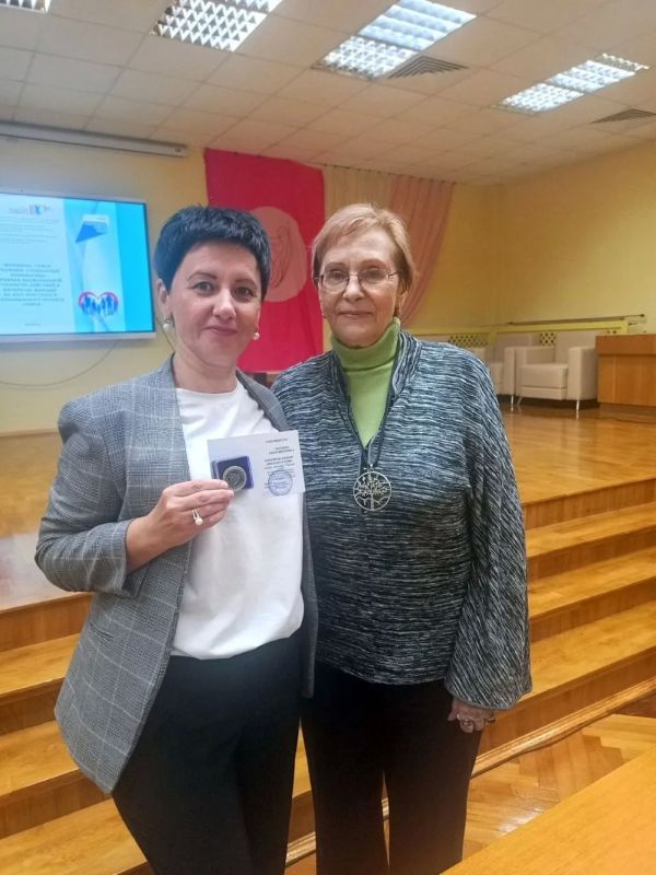 Директор Дома-музея Г. В. Свиридова Елена Ивановна Сергеева получила почетное звание «Посол культуры» Союза женщин России