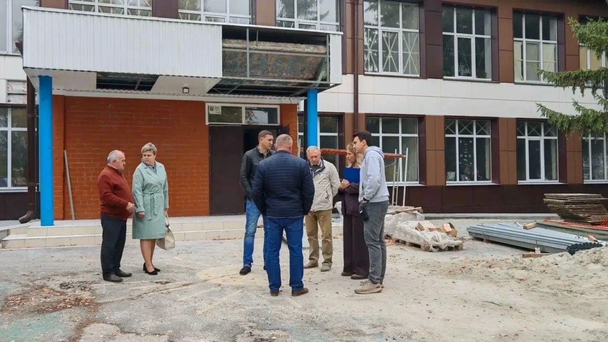 Ремонт школы под партийным контролем