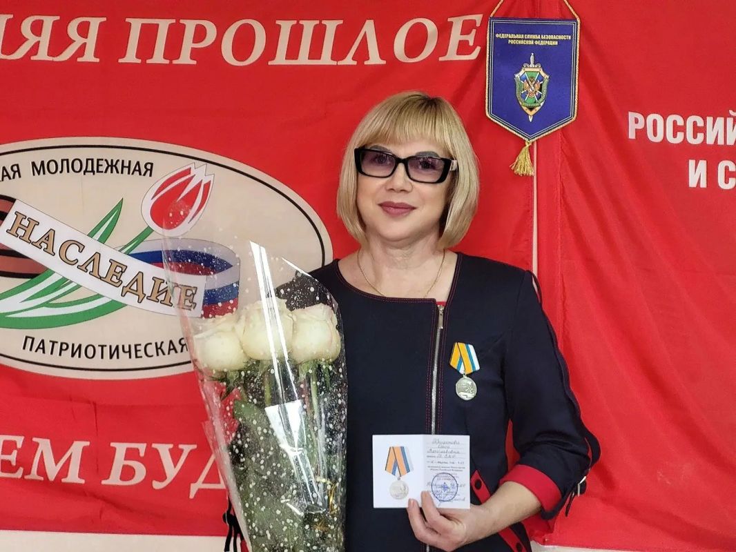 Алексей Клемешов: От себя лично и от имени всех льговчан поздравляю Трифонову Ольгу Вячеславовну — директора МБОУ «Средняя общеобразовательная школа №1 им. В.Б. Бессонова» — с вручением медали «Адмирал Флота Советского Союза... Алексей Клемешов: От себя лично и от имени всех льговчан поздравляю Трифонову Ольгу Вячеславовну — директора МБОУ «Средняя общеобразовательная школа №1 им. В.Б. Бессонова» — с вручением медали «Адмирал Флота Советского Союза...