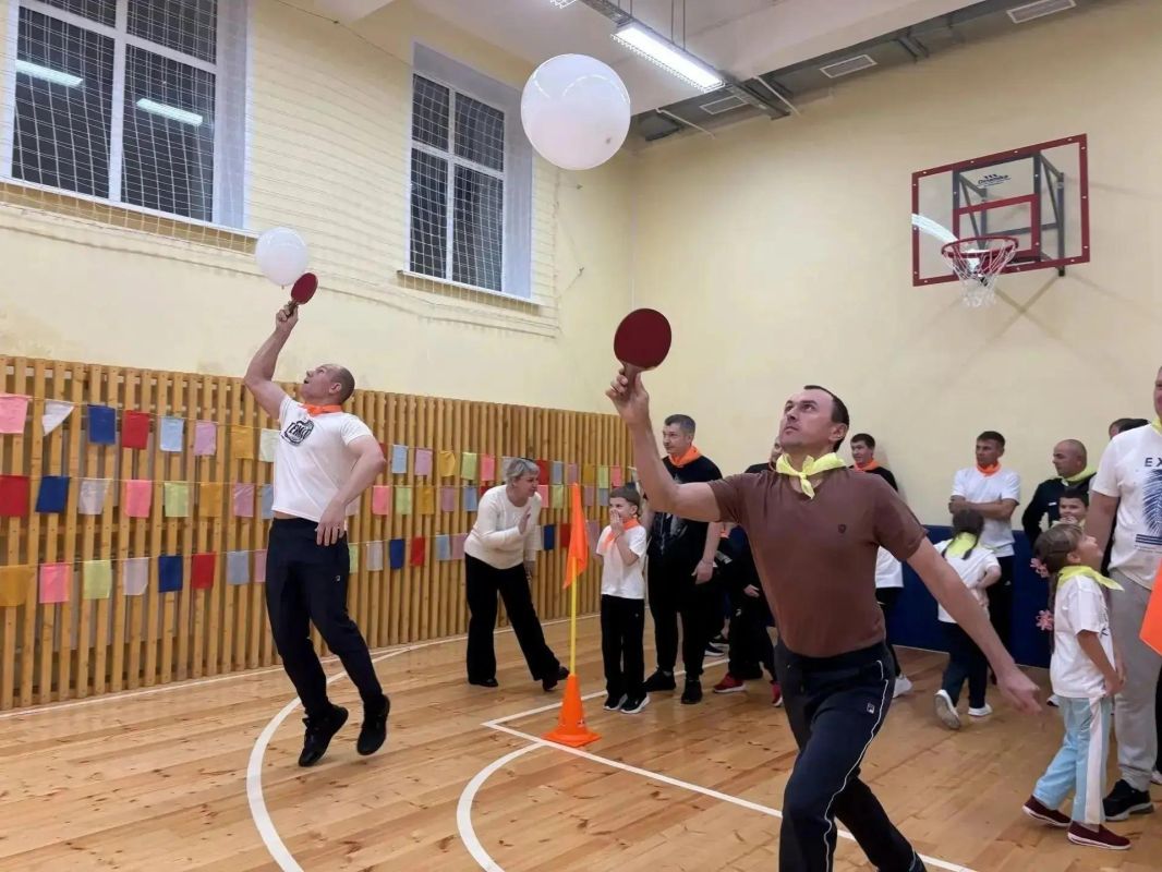школе № 10 Курска ко Дню отца прошла спортивная эстафета с участием первоклассников и их пап школе № 10 Курска ко Дню отца прошла спортивная эстафета с участием первоклассников и их пап