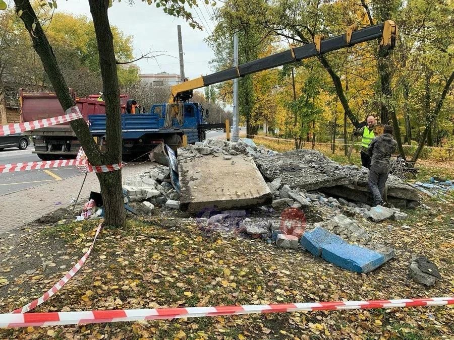 В Курске снесли остановку «Улица Заводская» с мозаикой художника Виктора Морозова В Курске снесли остановку «Улица Заводская» с мозаикой художника Виктора Морозова