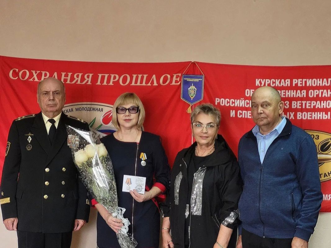 Алексей Клемешов: От себя лично и от имени всех льговчан поздравляю Трифонову Ольгу Вячеславовну — директора МБОУ «Средняя общеобразовательная школа №1 им. В.Б. Бессонова» — с вручением медали «Адмирал Флота Советского Союза... Алексей Клемешов: От себя лично и от имени всех льговчан поздравляю Трифонову Ольгу Вячеславовну — директора МБОУ «Средняя общеобразовательная школа №1 им. В.Б. Бессонова» — с вручением медали «Адмирал Флота Советского Союза...