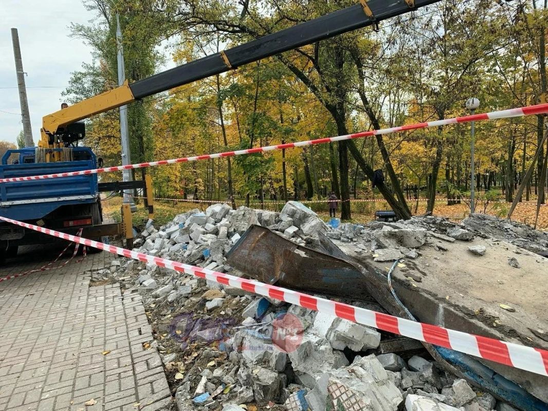 В Курске снесли остановку «Улица Заводская» с мозаикой художника Виктора Морозова В Курске снесли остановку «Улица Заводская» с мозаикой художника Виктора Морозова