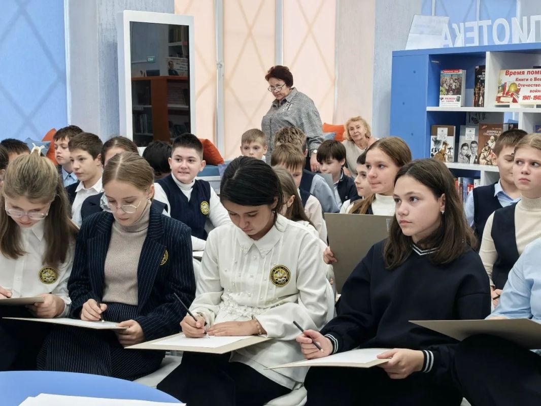 К курским школьникам прилетела необычная «ворона» К курским школьникам прилетела необычная «ворона»