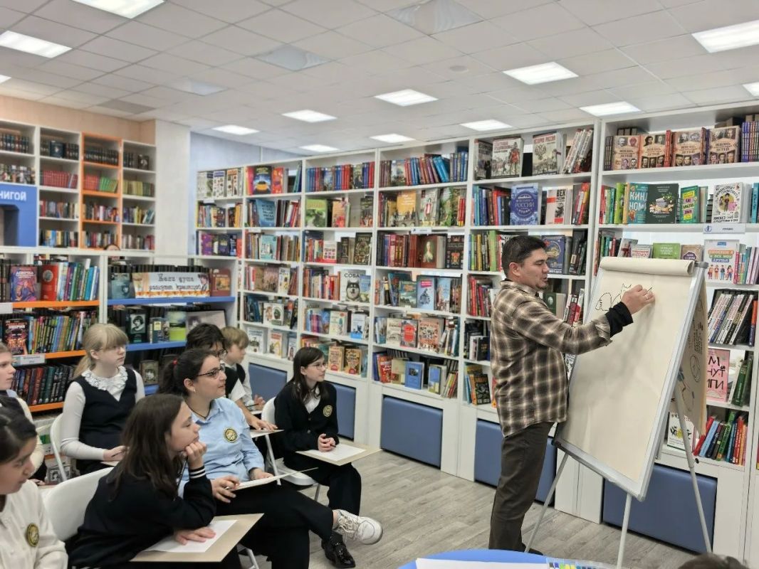 К курским школьникам прилетела необычная «ворона» К курским школьникам прилетела необычная «ворона»