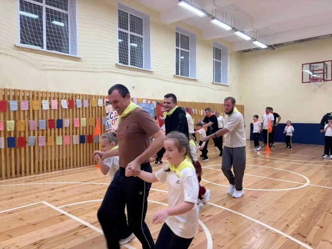 школе № 10 Курска ко Дню отца прошла спортивная эстафета с участием первоклассников и их пап школе № 10 Курска ко Дню отца прошла спортивная эстафета с участием первоклассников и их пап