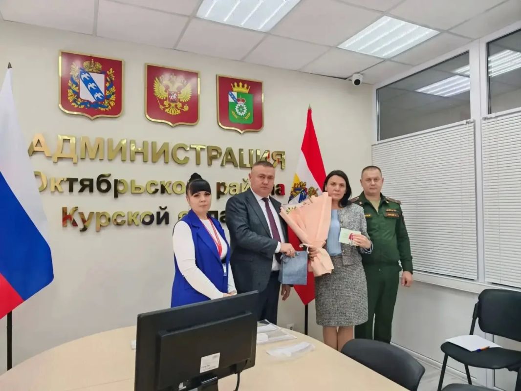 В Администрации Октябрьского района состоялась церемония вручения наград родственникам погибших воинов В Администрации Октябрьского района состоялась церемония вручения наград родственникам погибших воинов