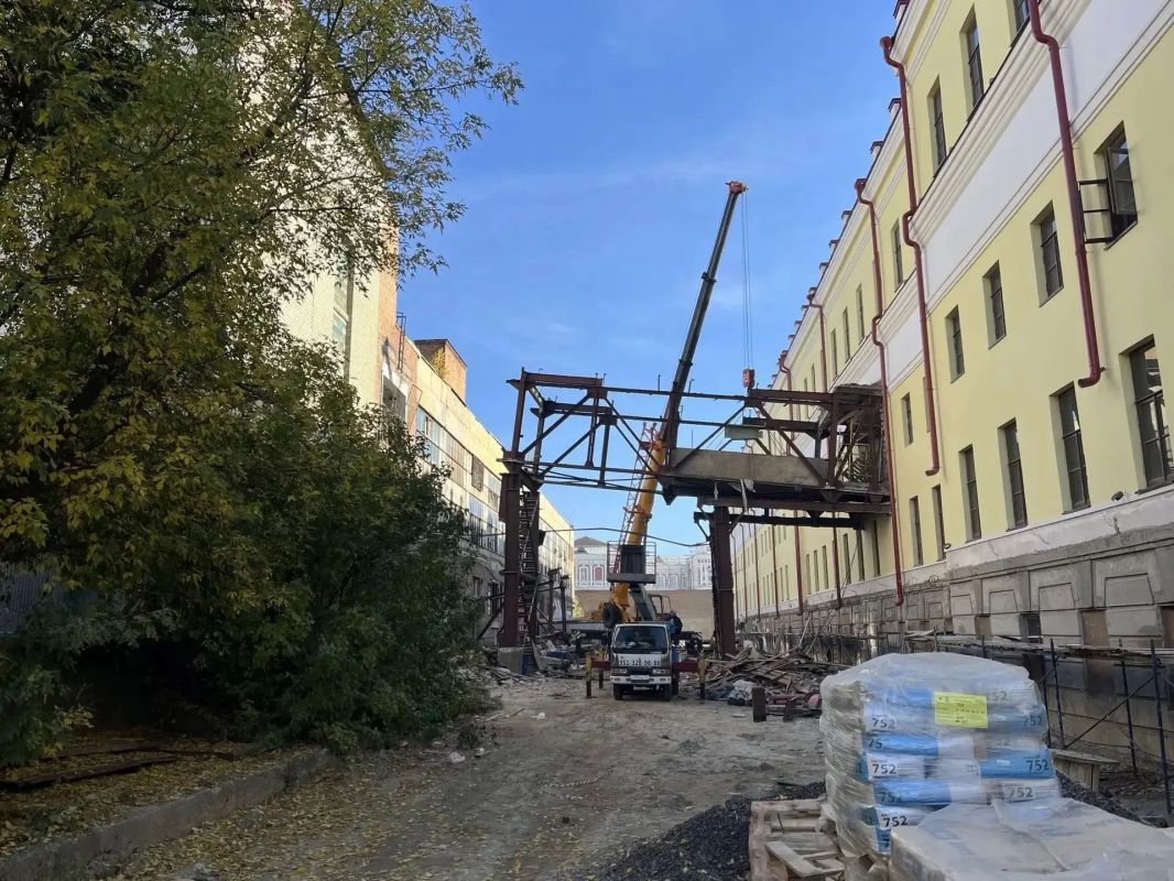 В Курске убрали переход между мужской гимназией и соседним зданием В Курске убрали переход между мужской гимназией и соседним зданием
