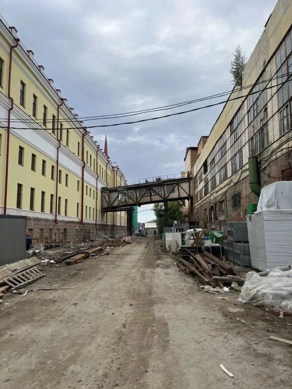 В Курске убрали переход между мужской гимназией и соседним зданием В Курске убрали переход между мужской гимназией и соседним зданием