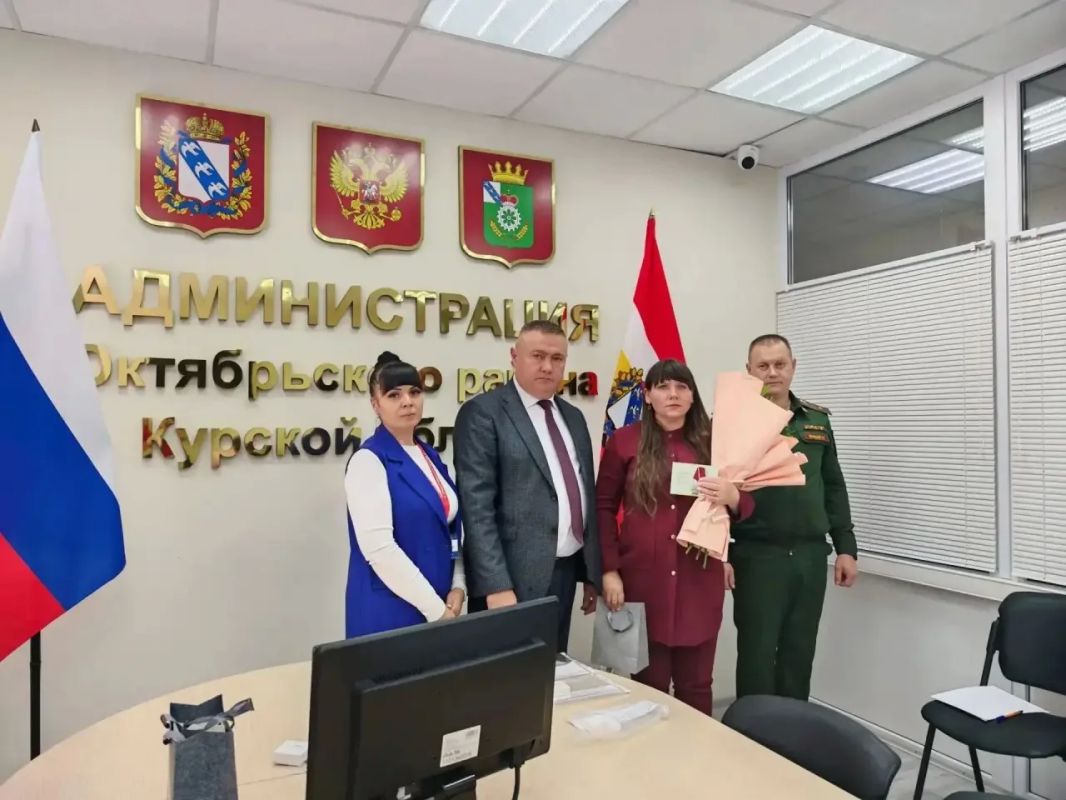 В Администрации Октябрьского района состоялась церемония вручения наград родственникам погибших воинов В Администрации Октябрьского района состоялась церемония вручения наград родственникам погибших воинов
