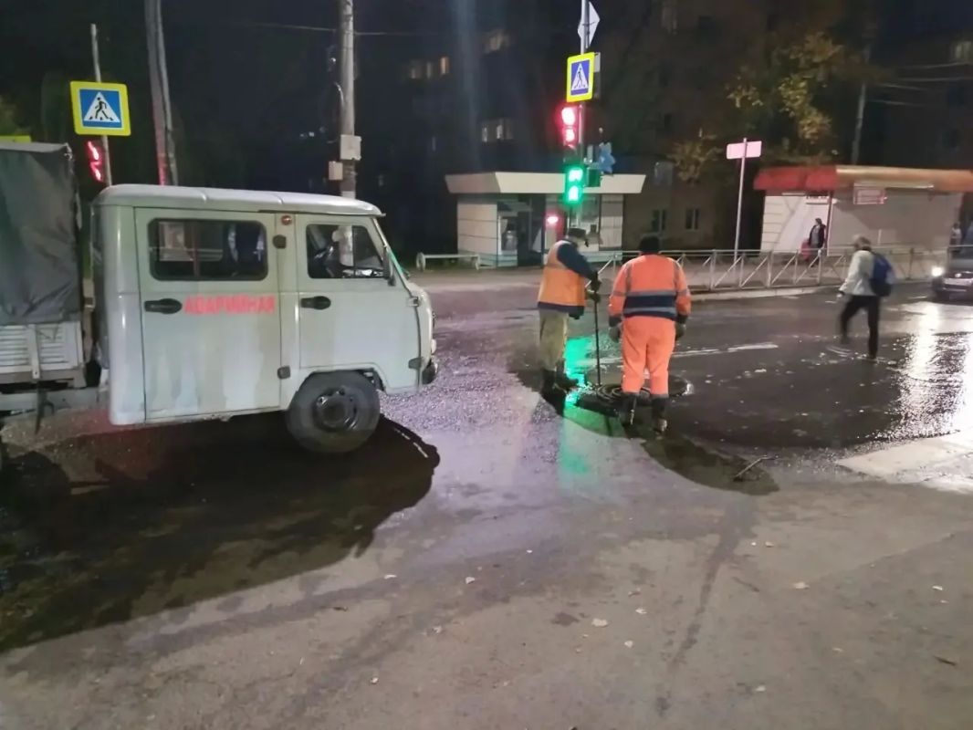 В настоящий момент специалисты «Курскводоканал» работают над устранением засора на коллекторе по улице Дейнеки В настоящий момент специалисты «Курскводоканал» работают над устранением засора на коллекторе по улице Дейнеки