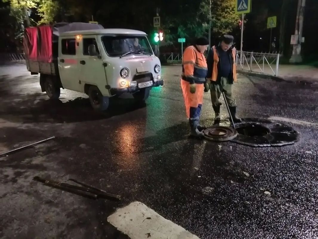 В настоящий момент специалисты «Курскводоканал» работают над устранением засора на коллекторе по улице Дейнеки В настоящий момент специалисты «Курскводоканал» работают над устранением засора на коллекторе по улице Дейнеки