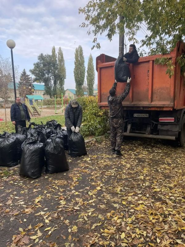 Сквер по улице Станционной, сквер на Союзной возле дома № 13 и сквер на пересечении Союзной и Куйбышева в рамках общегородского субботника убирают сотрудники администрации Железнодорожного округа Сквер по улице Станционной, сквер на Союзной возле дома № 13 и сквер на пересечении Союзной и Куйбышева в рамках общегородского субботника убирают сотрудники администрации Железнодорожного округа