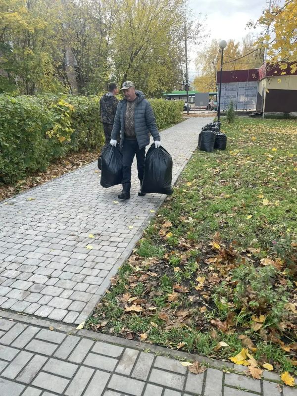 Сквер по улице Станционной, сквер на Союзной возле дома № 13 и сквер на пересечении Союзной и Куйбышева в рамках общегородского субботника убирают сотрудники администрации Железнодорожного округа Сквер по улице Станционной, сквер на Союзной возле дома № 13 и сквер на пересечении Союзной и Куйбышева в рамках общегородского субботника убирают сотрудники администрации Железнодорожного округа