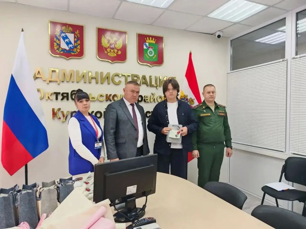 В Администрации Октябрьского района состоялась церемония вручения наград родственникам погибших воинов В Администрации Октябрьского района состоялась церемония вручения наград родственникам погибших воинов