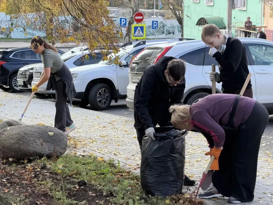 Участниками субботника стали сотрудники комитета социальной защиты населения города Курска и МКУ «Центр социальных услуг» Участниками субботника стали сотрудники комитета социальной защиты населения города Курска и МКУ «Центр социальных услуг»