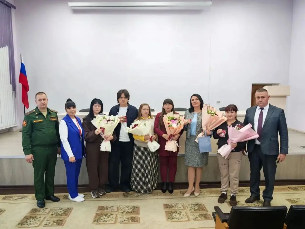 В Администрации Октябрьского района состоялась церемония вручения наград родственникам погибших воинов В Администрации Октябрьского района состоялась церемония вручения наград родственникам погибших воинов