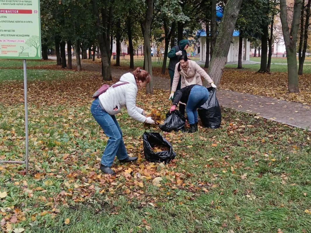 Кипит работа по уборке опавшей листвы и в районе сквера у жилого дома № 2 на Интернациональной, и у сквера «Пеликан» на Привокзальной площади Кипит работа по уборке опавшей листвы и в районе сквера у жилого дома № 2 на Интернациональной, и у сквера «Пеликан» на Привокзальной площади