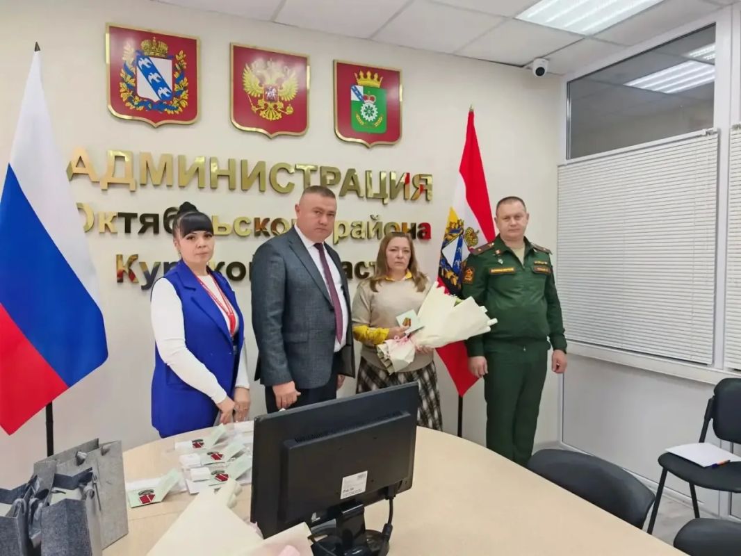 В Администрации Октябрьского района состоялась церемония вручения наград родственникам погибших воинов В Администрации Октябрьского района состоялась церемония вручения наград родственникам погибших воинов