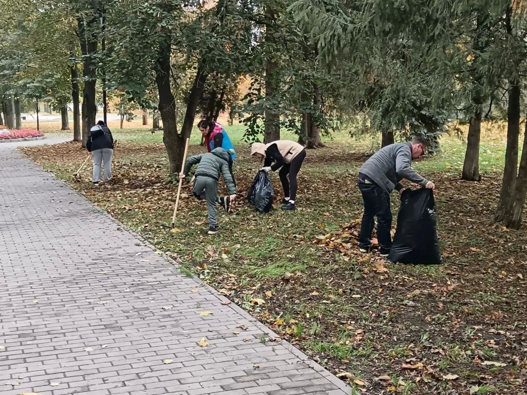 Кипит работа по уборке опавшей листвы и в районе сквера у жилого дома № 2 на Интернациональной, и у сквера «Пеликан» на Привокзальной площади Кипит работа по уборке опавшей листвы и в районе сквера у жилого дома № 2 на Интернациональной, и у сквера «Пеликан» на Привокзальной площади