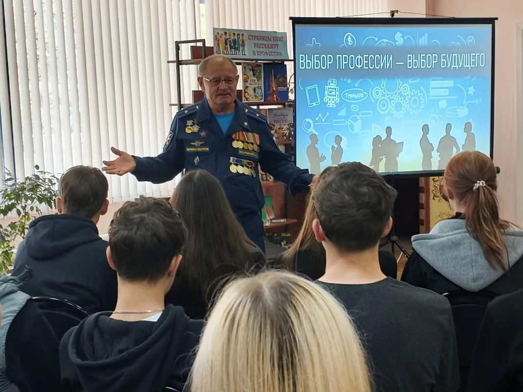 библиотекефилиале № 6 прошло профориентационное мероприятие «Выбор профессии — выбор будущего» для обучающихся вечерней сменной школы № 9