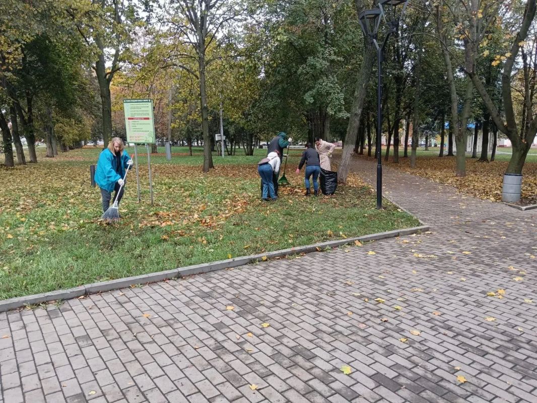 Кипит работа по уборке опавшей листвы и в районе сквера у жилого дома № 2 на Интернациональной, и у сквера «Пеликан» на Привокзальной площади Кипит работа по уборке опавшей листвы и в районе сквера у жилого дома № 2 на Интернациональной, и у сквера «Пеликан» на Привокзальной площади