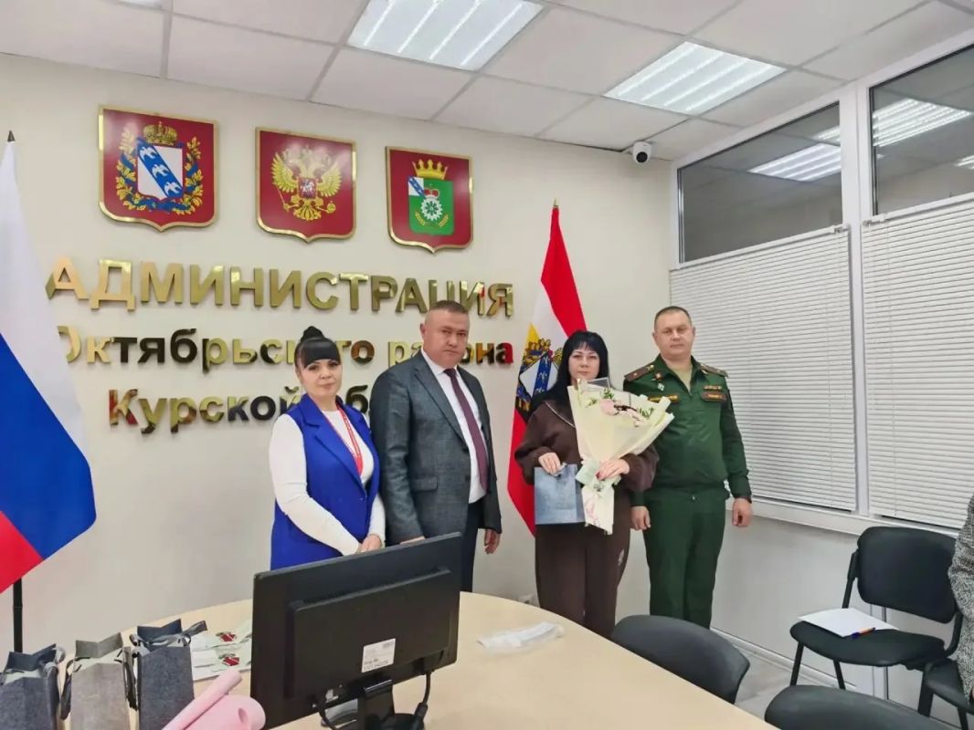 В Администрации Октябрьского района состоялась церемония вручения наград родственникам погибших воинов В Администрации Октябрьского района состоялась церемония вручения наград родственникам погибших воинов