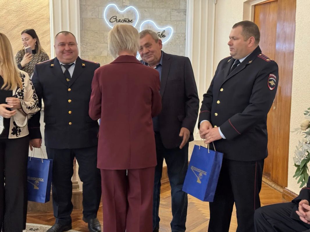 В преддверии Дня отца в Железногорске чествовали сотрудников правоохранительных органов В преддверии Дня отца в Железногорске чествовали сотрудников правоохранительных органов