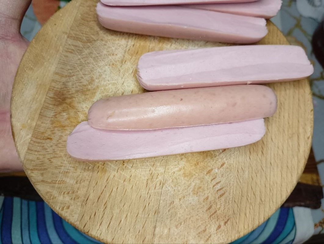 Хрустящие рулетики из хлеба с сыром и сосисками: быстрый завтрак, который удобно взять с собой