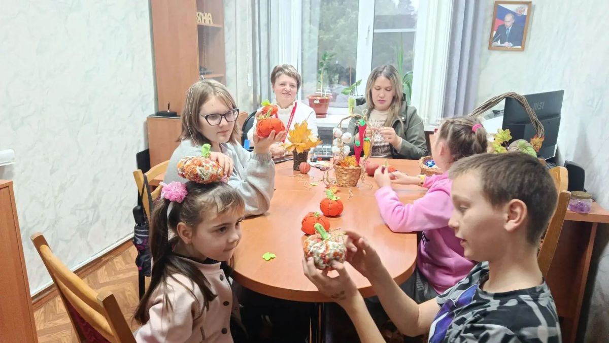 Осеннее тепло в руках наших детей: творческий мастер-класс в фонде «Защитники Отечества» Осеннее тепло в руках наших детей: творческий мастер-класс в фонде «Защитники Отечества»