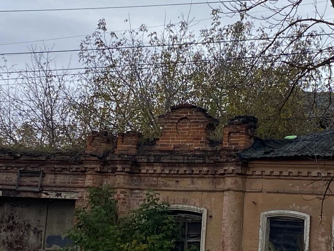 В центре Курска рушится Дом с воротами крестьян Ломакиных В центре Курска рушится Дом с воротами крестьян Ломакиных