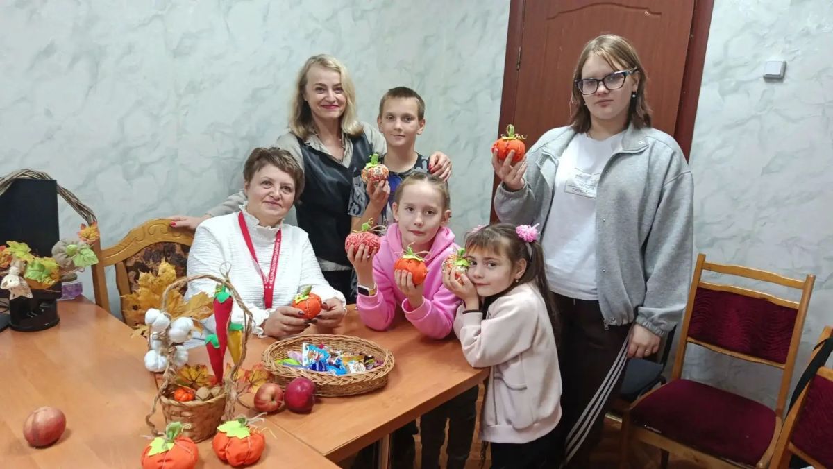 Осеннее тепло в руках наших детей: творческий мастер-класс в фонде «Защитники Отечества» Осеннее тепло в руках наших детей: творческий мастер-класс в фонде «Защитники Отечества»
