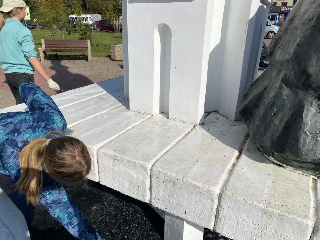 Курские волонтеры из гимназии № 63 привели в порядок памятник Вячеславу Клыкову Курские волонтеры из гимназии № 63 привели в порядок памятник Вячеславу Клыкову
