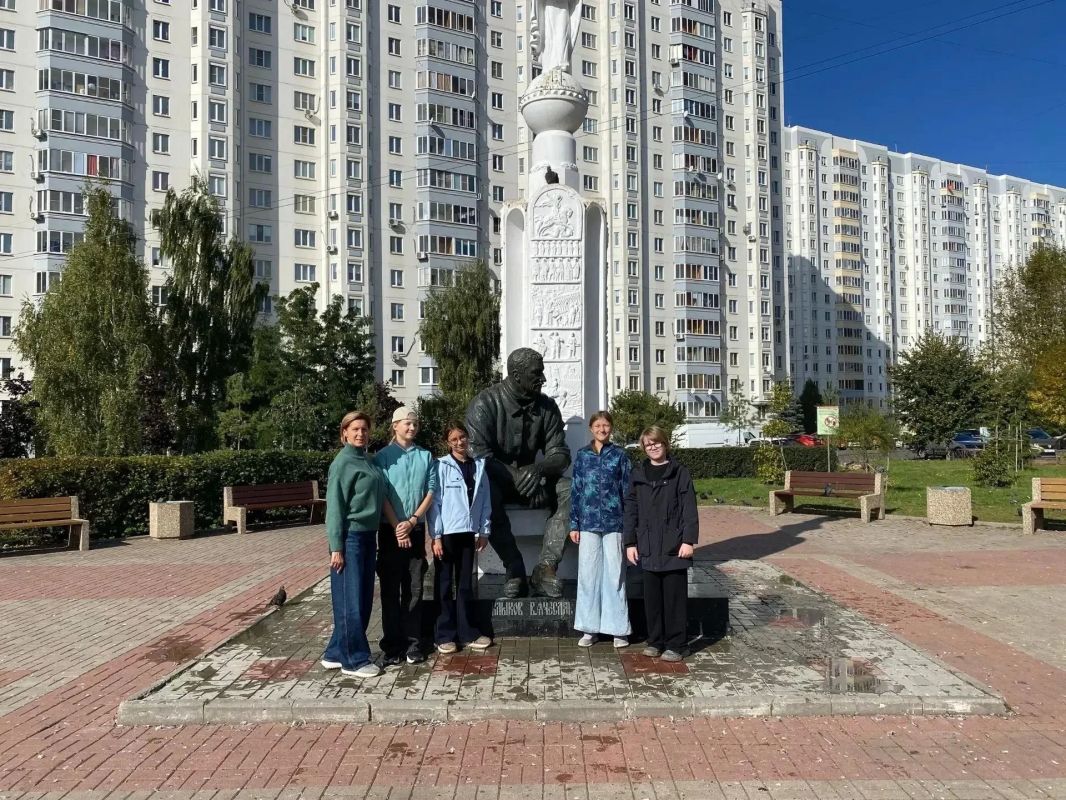 Курские волонтеры из гимназии № 63 привели в порядок памятник Вячеславу Клыкову