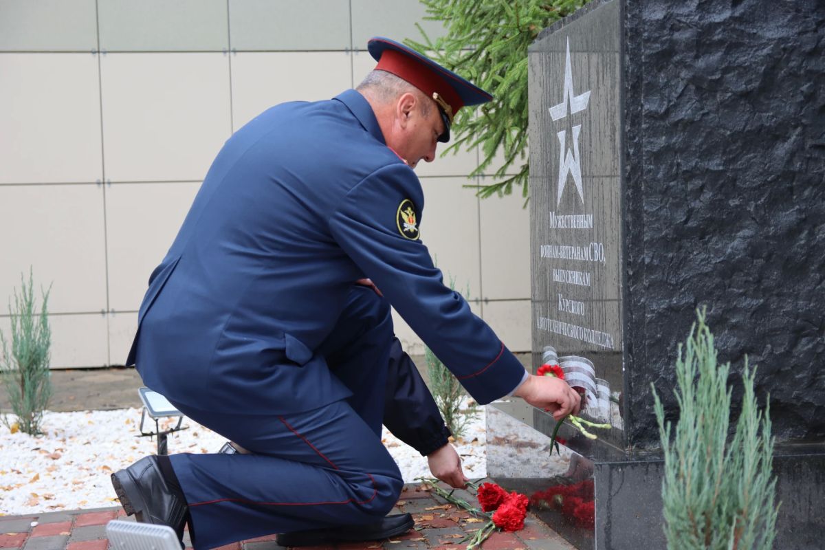 Руководство и сотрудники УФСИН России по Курской области возложили цветы к мемориалу воинам СВО Руководство и сотрудники УФСИН России по Курской области возложили цветы к мемориалу воинам СВО