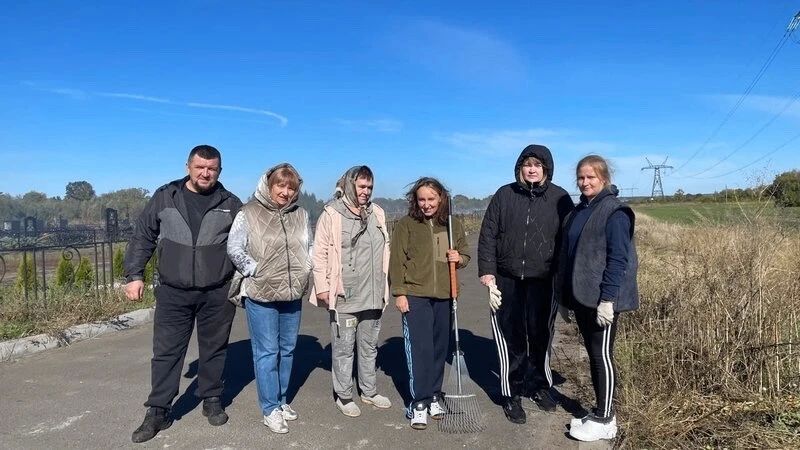 Сотрудники администрации Ворошневского сельсовета совместно с коллективом МКУ «ОДА Ворошневского сельсовета» провели мероприятия по уборке общественной территории