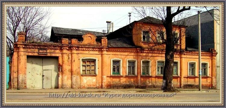 В центре Курска рушится Дом с воротами крестьян Ломакиных В центре Курска рушится Дом с воротами крестьян Ломакиных