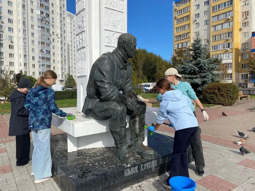 Курские волонтеры из гимназии № 63 привели в порядок памятник Вячеславу Клыкову Курские волонтеры из гимназии № 63 привели в порядок памятник Вячеславу Клыкову
