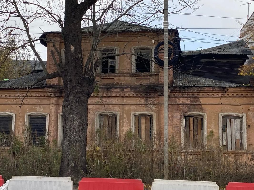 В центре Курска рушится Дом с воротами крестьян Ломакиных В центре Курска рушится Дом с воротами крестьян Ломакиных