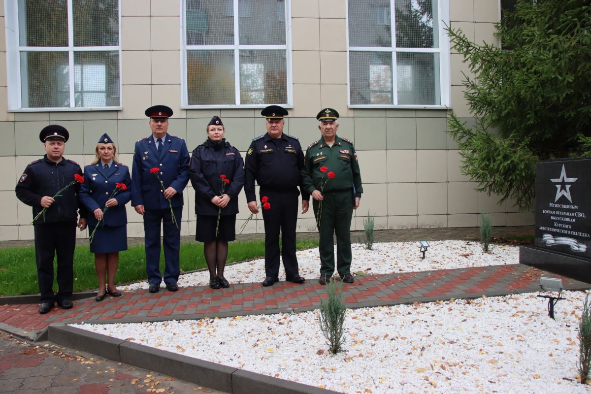Руководство и сотрудники УФСИН России по Курской области возложили цветы к мемориалу воинам СВО